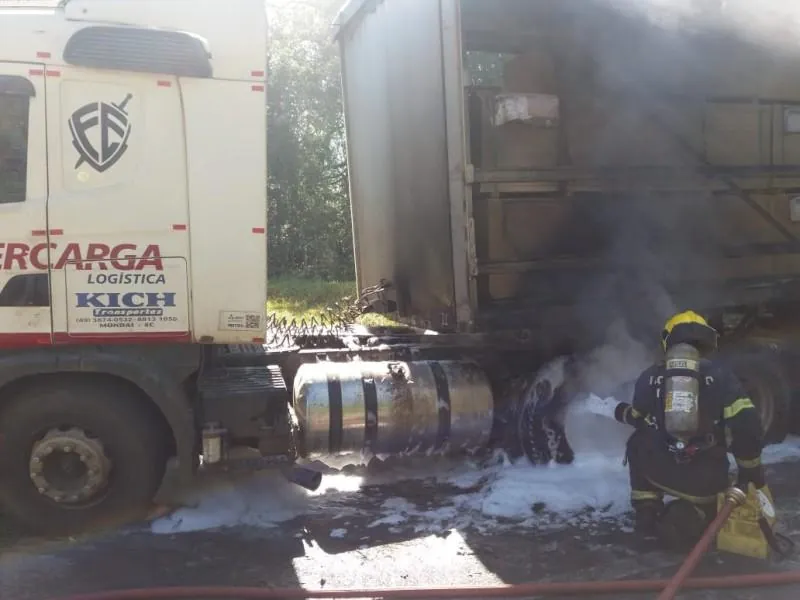 Bombeiros combatem incêndio em carreta carregada com MDF