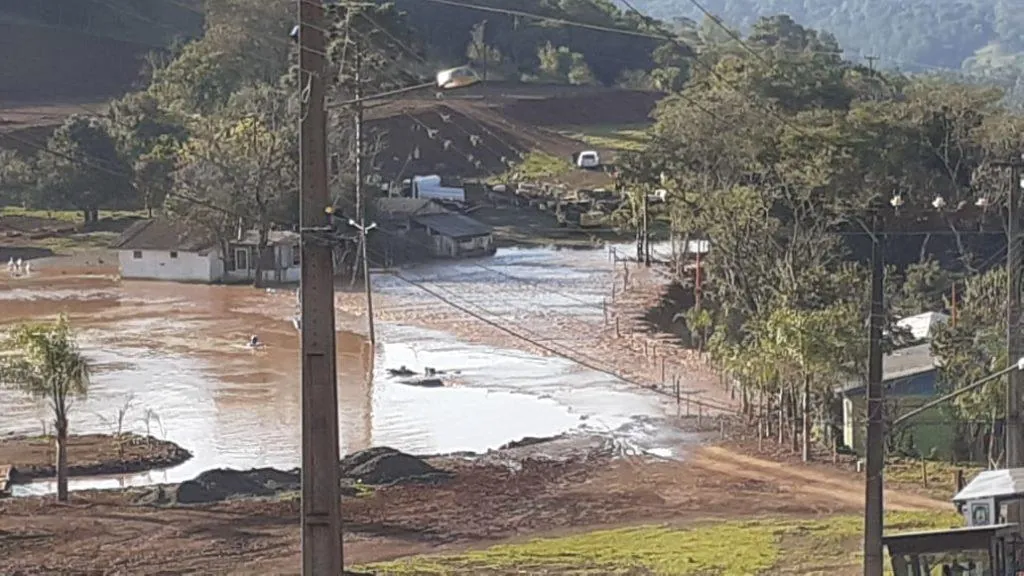 Urgente: açude estoura em Joaçaba e água invade propriedades