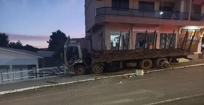 Caminhão desgovernado atinge bar e muro de residência em Catanduvas