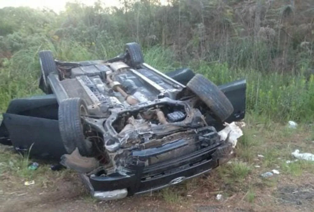Mulher morre após carro com placas de Luzerna capotar na BR-153