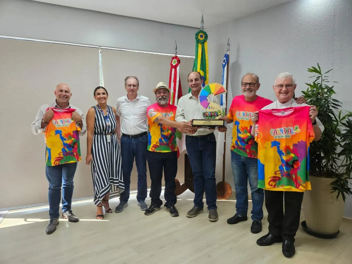 Liesjho apresenta troféus do Carnaval 2025 em encontro na Prefeitura de Joaçaba