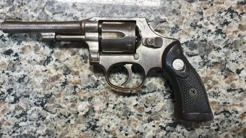 Motorista é preso após ameaçar motociclista com revólver