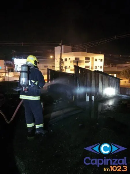 Fogo destrói local que abrigava moradores de rua em Campos Novos