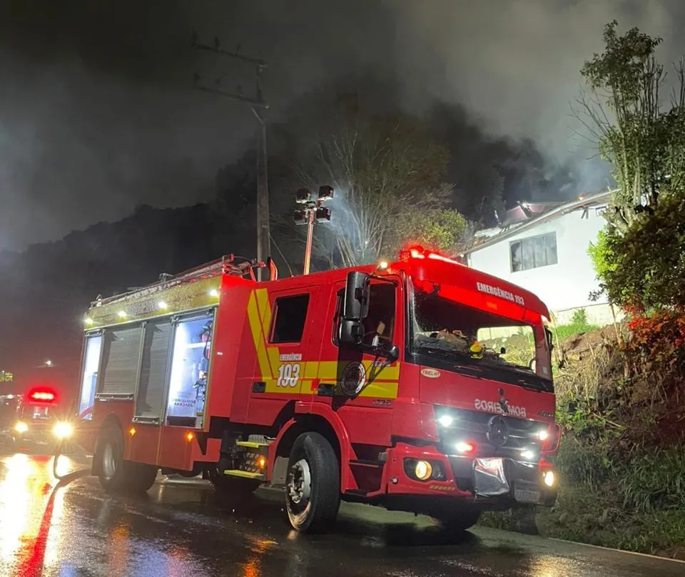 Incêndio destrói casa em Herval d’Oeste