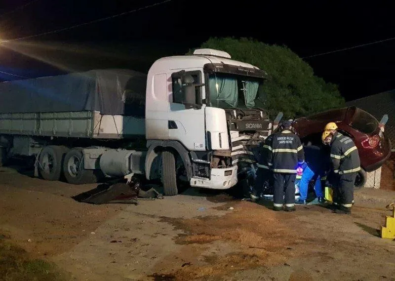 Jovem de 20 anos morre após acidente entre automóvel e carreta