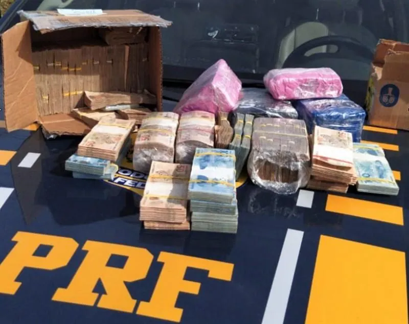 Em abordagem a veículo PRF apreende mais de meio milhão de reais