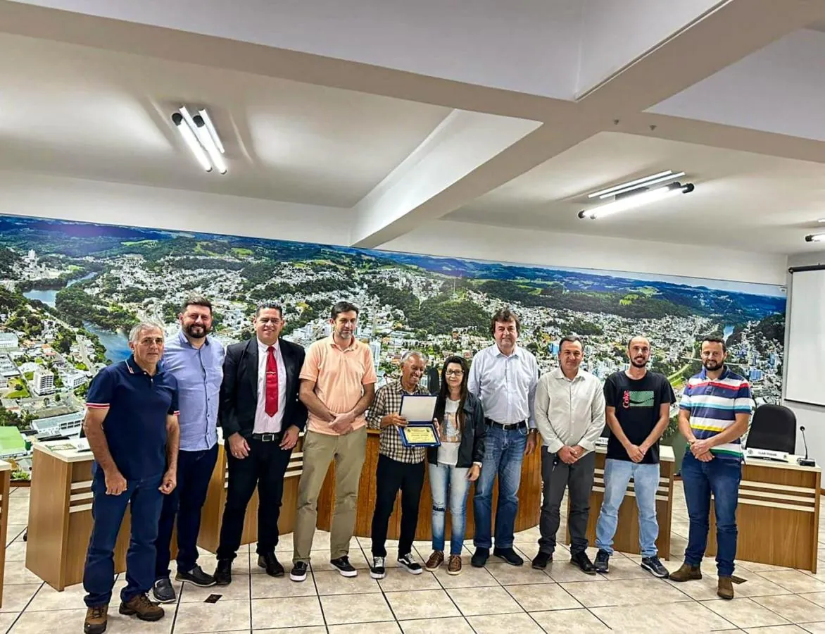 Artista plástico Jurandir Severino recebe Moção de Aplauso na Câmara de Vereadores de Herval
