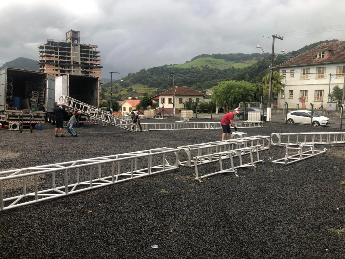 Estrutura da “ExpoLuzerna 2023” começou a ser montada