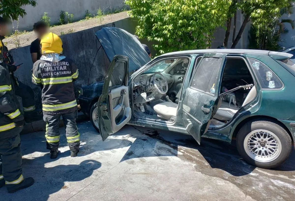 Carro pega fogo em estacionamento de posto de combustíveis em Herval d’Oeste