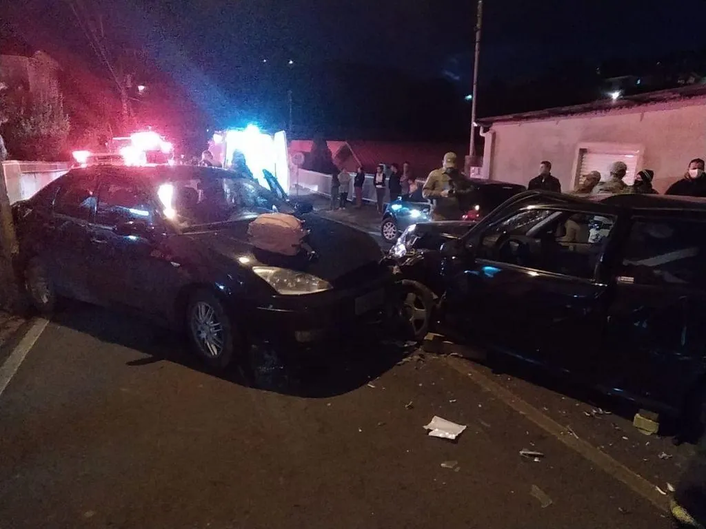 Colisão entre carros deixa ocupantes feridos em Herval d’ Oeste