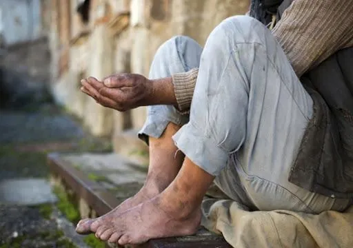 A ajuda com dinheiro e alimentos fortalece a situação de mendicância, dificultando o trabalho da assistência social.