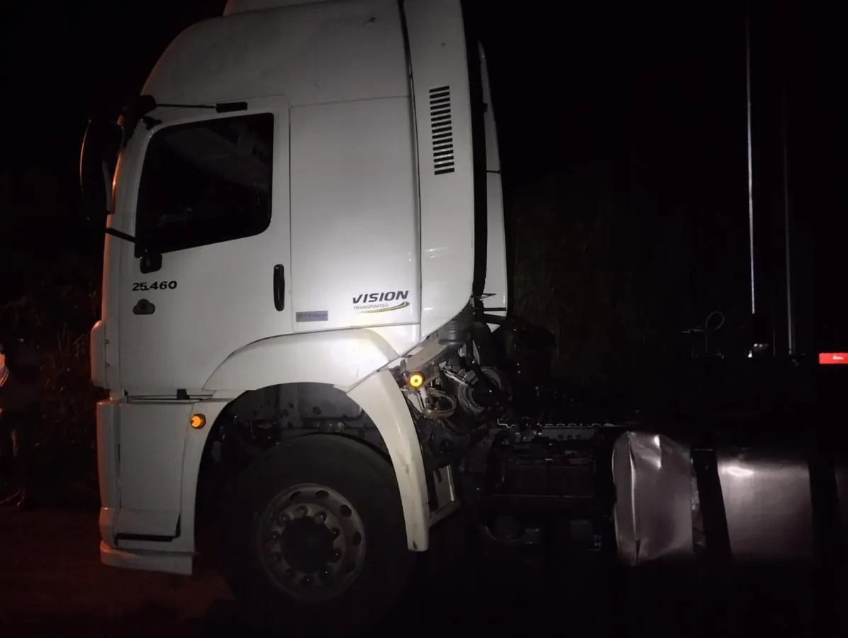 Bombeiros contêm óleo diesel que foi derramado  após acidente na rodovia SC-150, em Luzerna