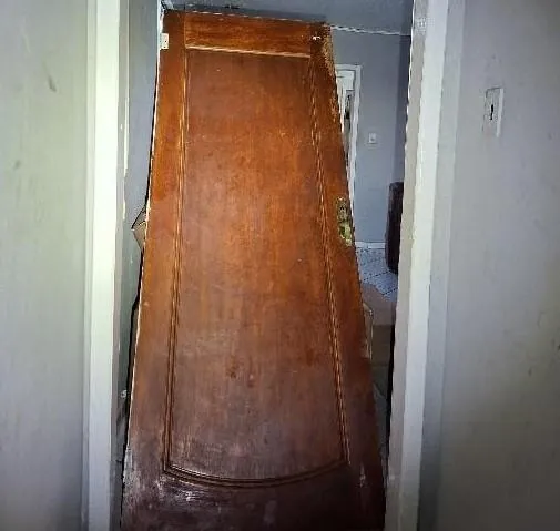 Homem arromba porta, invade residência, agride ex-companheira e foge