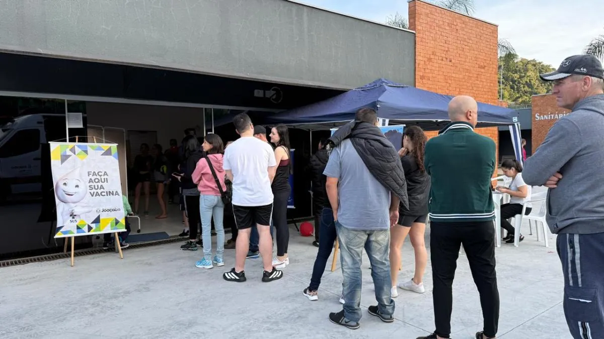 Vacinação com troca de figurinhas atrai público e amplia imunização em Joaçaba
