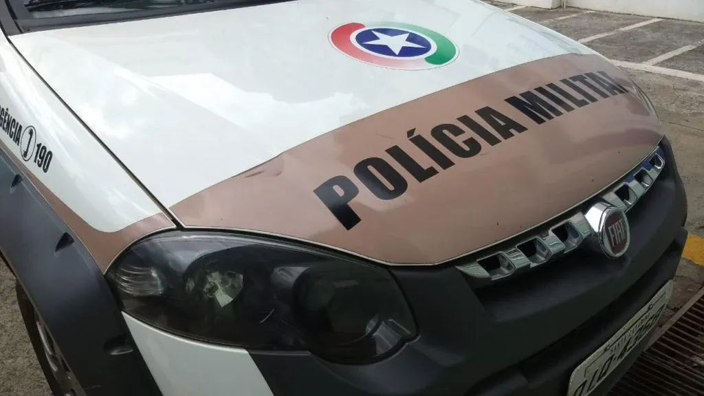 Homem é flagrado se masturbando em lanchonete