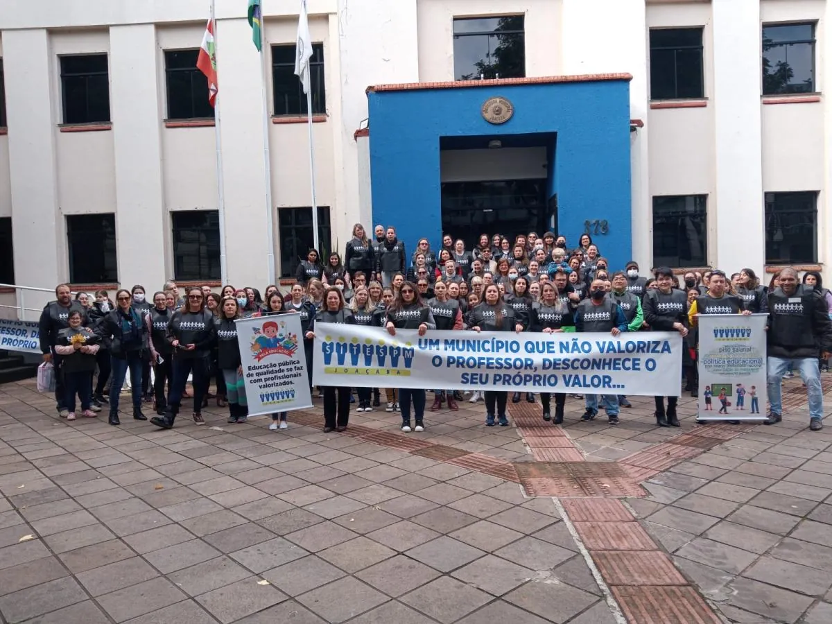 Manifestação ocorreu na av. XV de Novembro e a concentração em frente à Prefeitura de Joaçaba