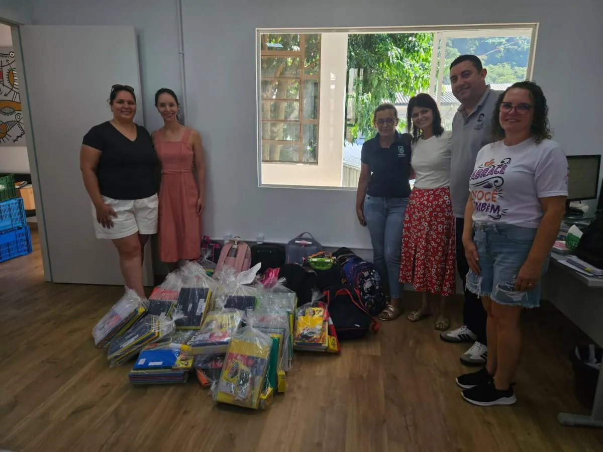 ONG Dindos do Bem atende 65 crianças com lista completa de materiais escolares
