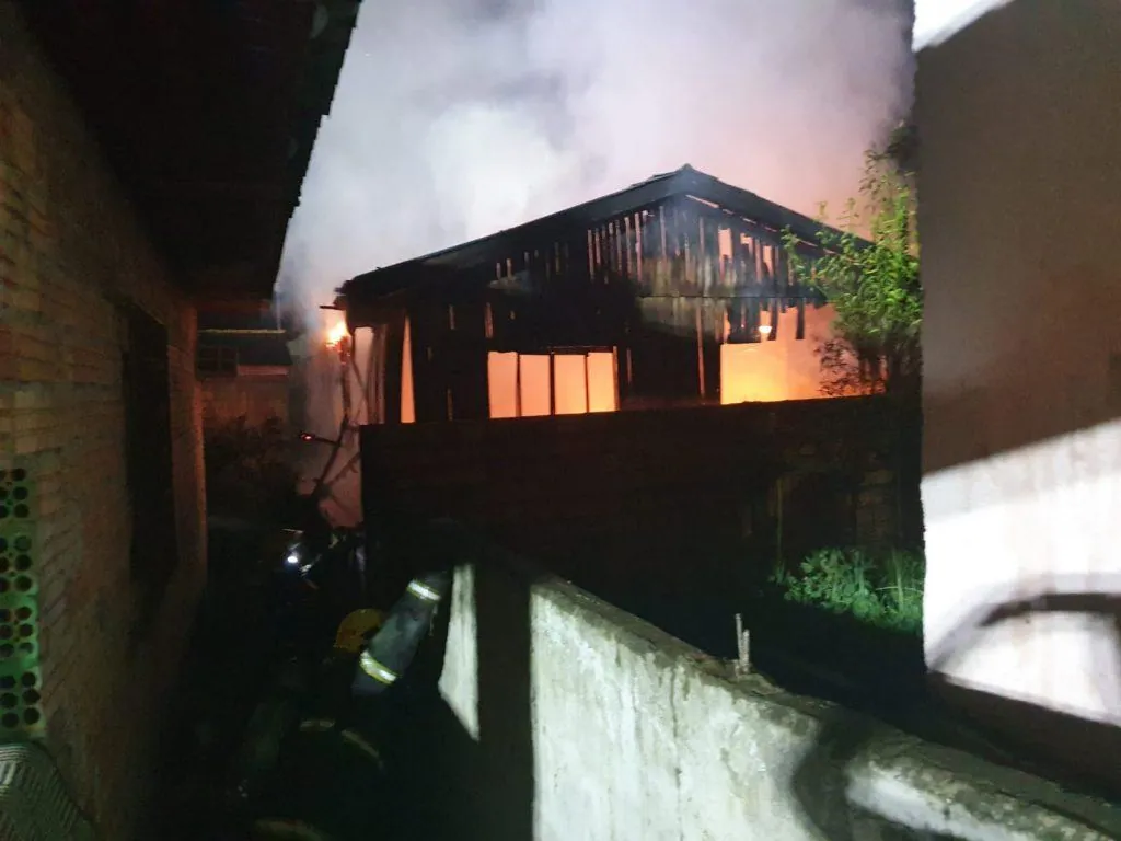 Casa é destruída por incêndio em Videira
