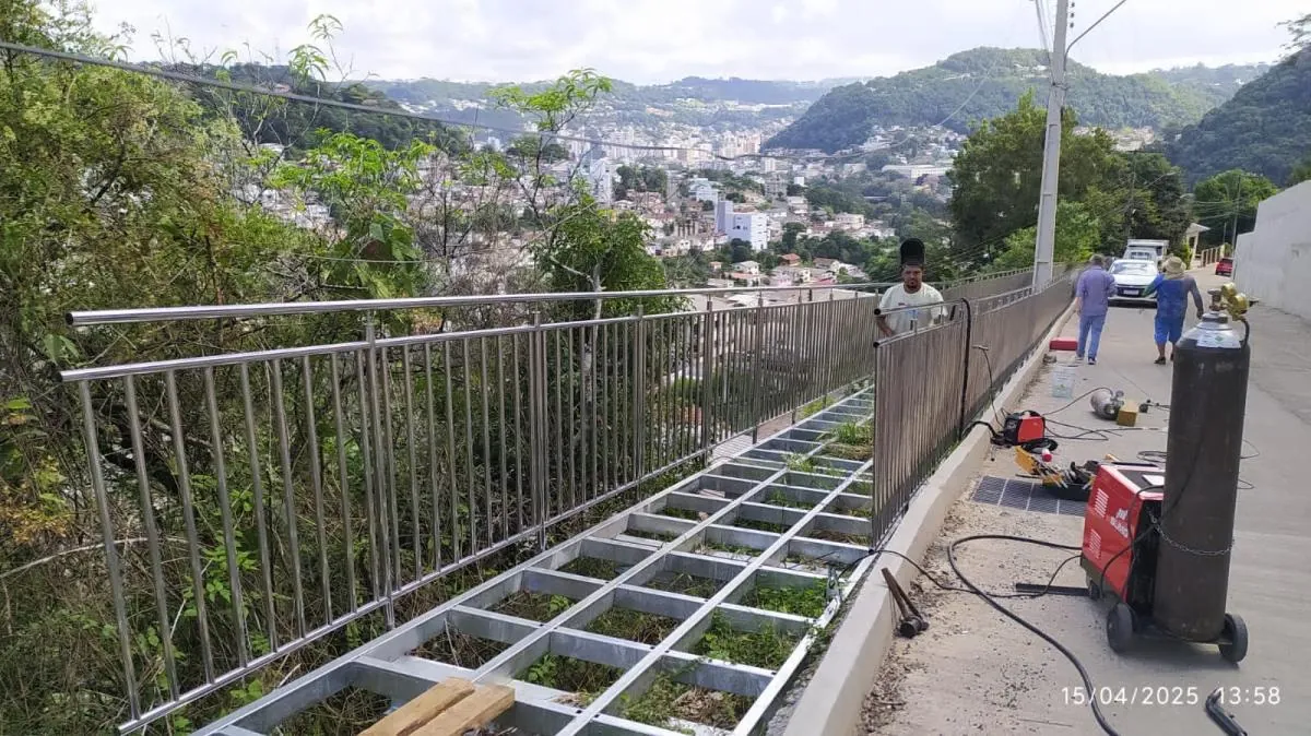 Ruas Francisco Porto Moreira e 25 de Julho estão recebendo pavimentação em concreto. Passarela metálica também está sendo construída no local