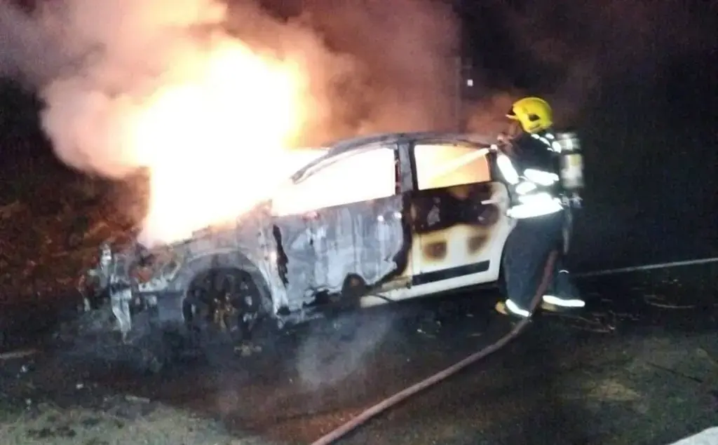 Motorista sofre queimaduras após carro pegar fogo na SC-453 em Tangará