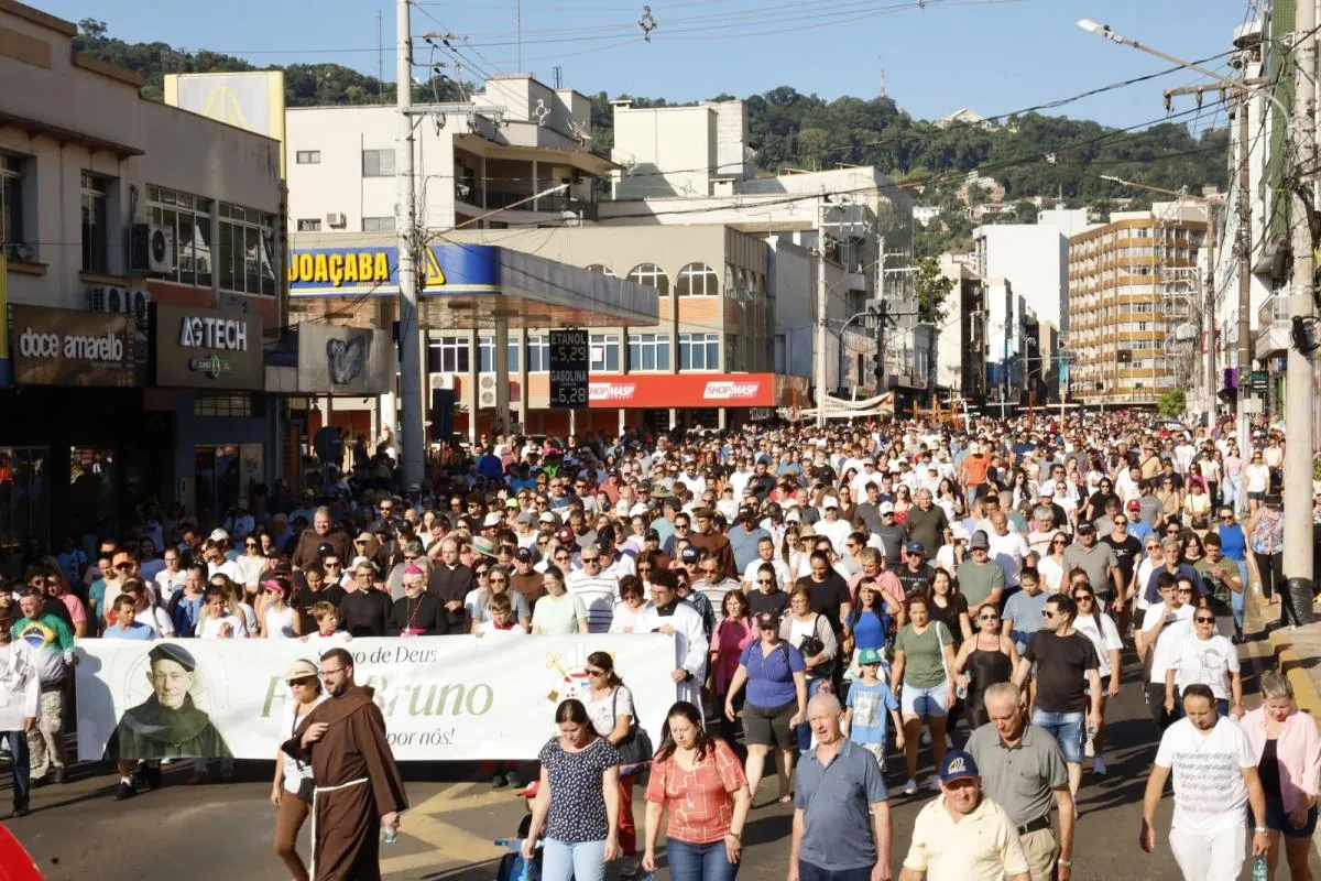 Milhares de pessoas participam da 36ª Edição da Caminhada Penitencial a Frei Bruno realizada em Joaçaba neste domingo (01)