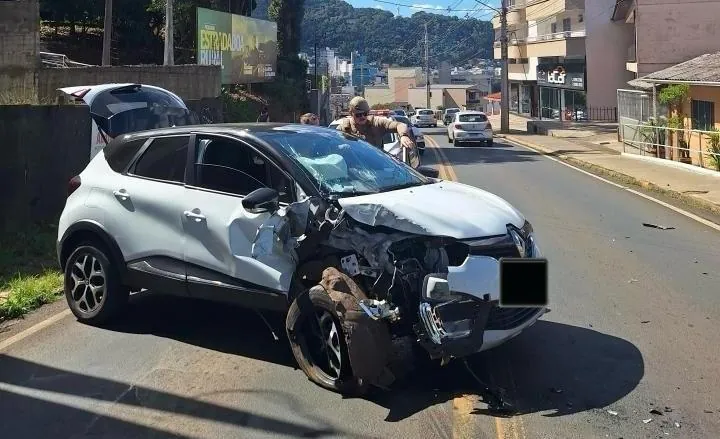 Mulher fica ferida após colidir veículo contra poste em Joaçaba