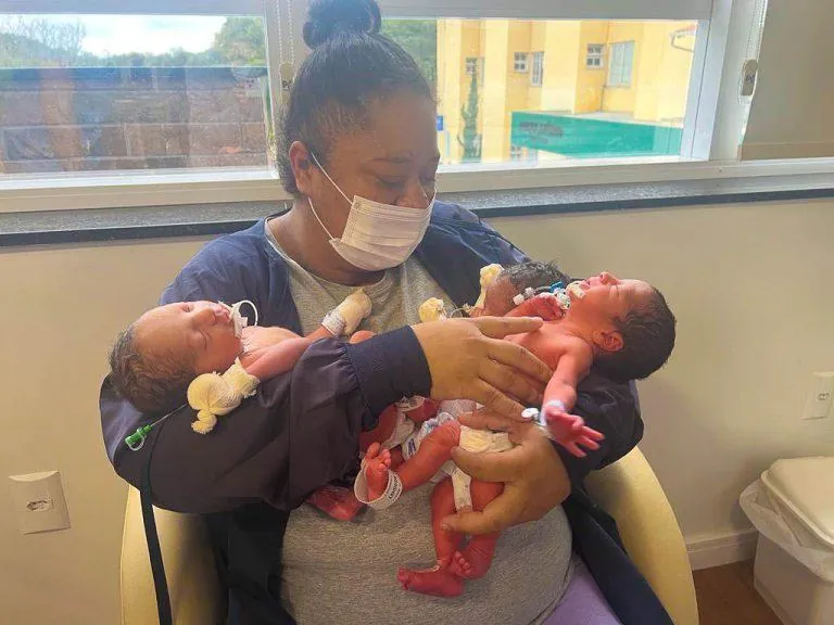 Mãe de cinco filhos, mulher dá à luz a trigêmeos em SC