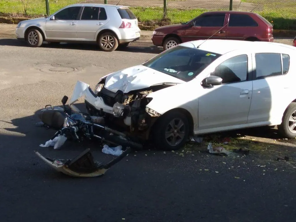 Carro colide em moto no centro de Herval d’Oeste