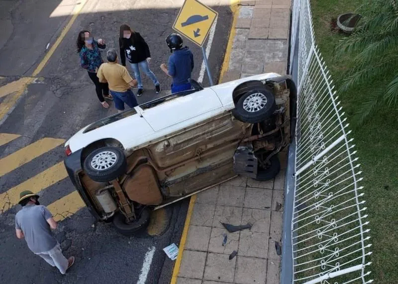 Motorista perde o controle da direção e atinge cerca de residência em Joaçaba