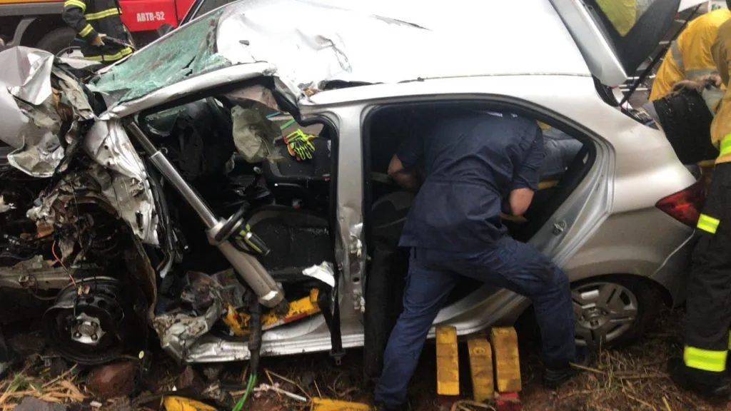 Vítima ficou presa nas ferragens (Fotos: Corpo de Bombeiros e PRF)