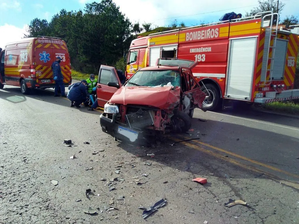 Acidente na BR-470 deixa vítima presa às ferragens