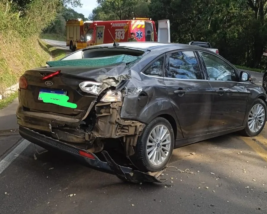 Mulher fica ferida em colisão entre carro e dois caminhões na BR-282, em Catanduvas
