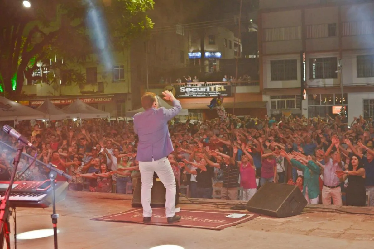 Show com Padre Ezequiel Dal Pozzo lota a praça da Estação Ferroviária