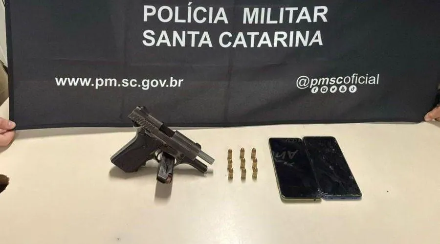 Cinco pessoas são conduzidas à delegacia de Joaçaba após pistola ser localizada dentro de veículo