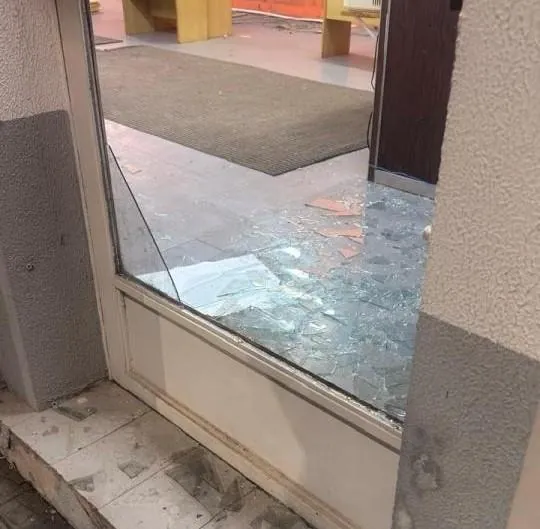 Homem embriagado quebra porta de vidro e invade loja de Joaçaba