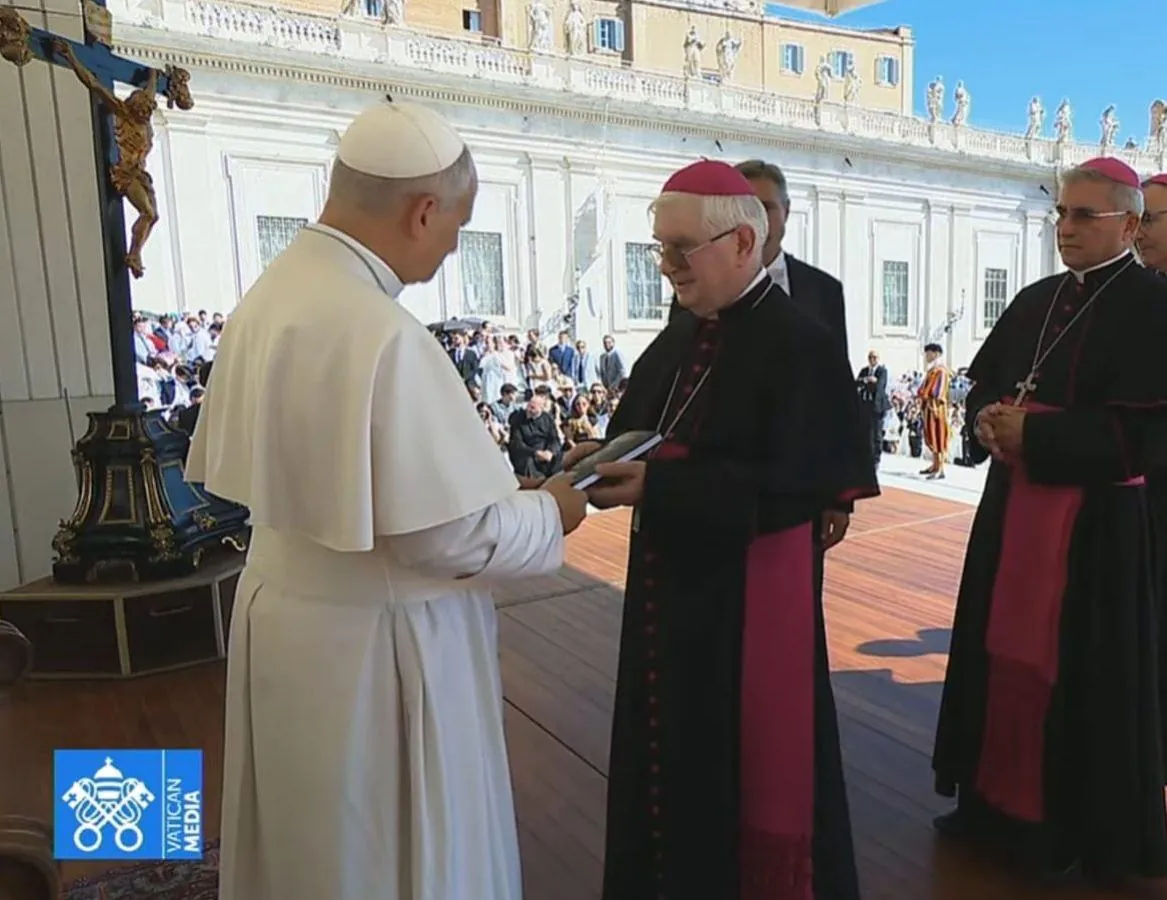 Dom Mário pede orações à Diocese de Joaçaba e entrega livro das Mães que oram pelos filhos para o Papa Leão XIV