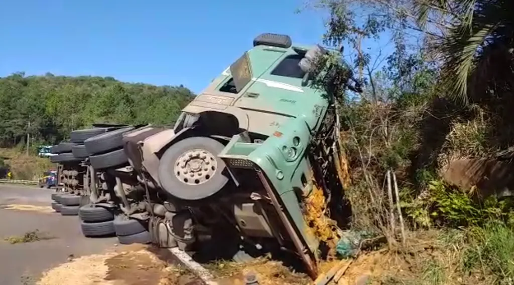 Caminhão perde o controle e tomba na BR-282 em Catanduvas