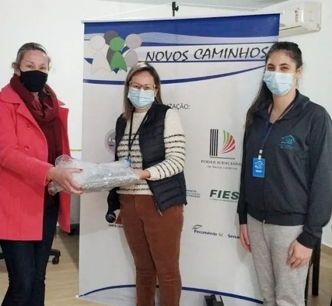 Adolescentes do meio-oeste de SC recebem computadores do programa Novos Caminhos