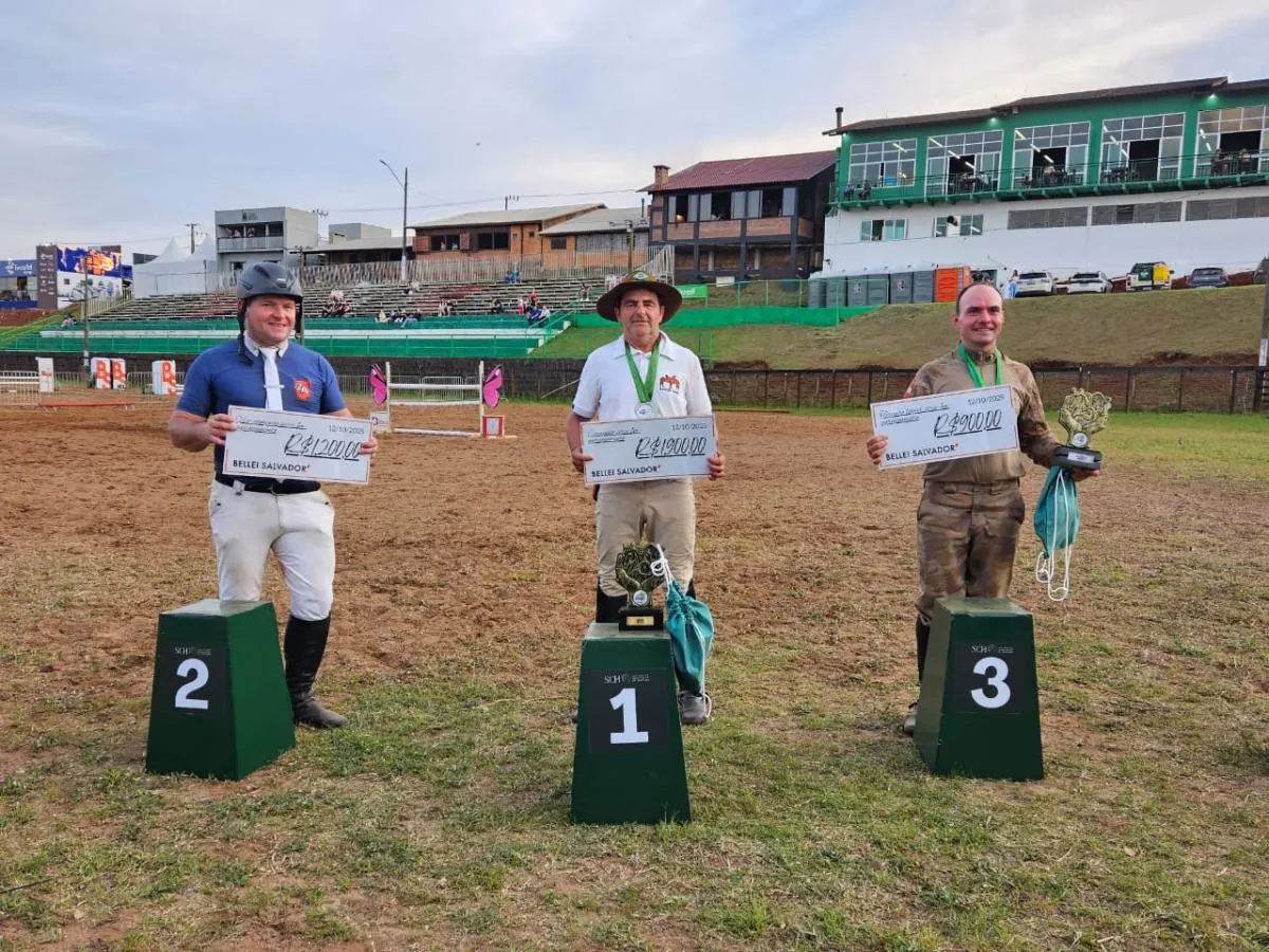 Hervalense vence provas estaduais no hipismo em Chapecó