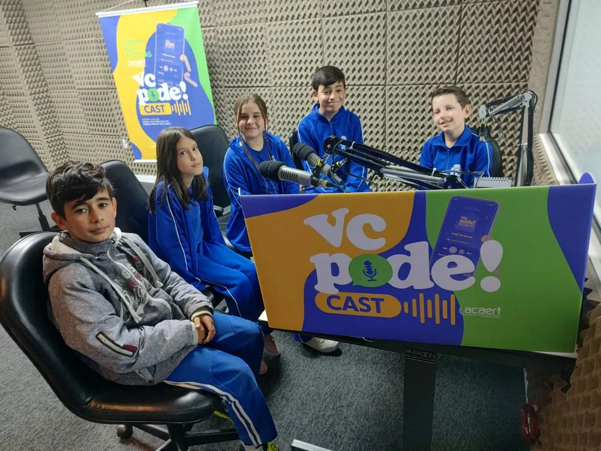 Alunos da Escola Municipal Professor Alcino Fernandes gravam podcast na Rádio Líder