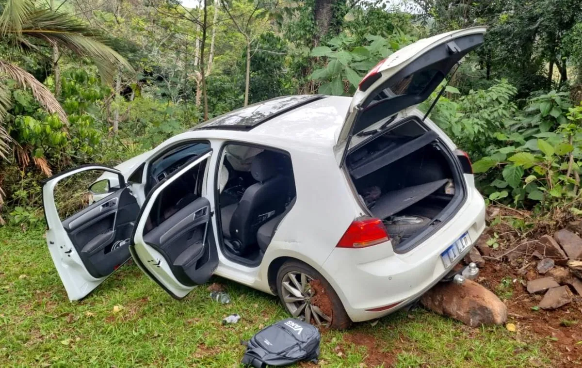 Motorista foge de fiscalização, bate em carros parados e acaba preso com quase 25 quilos de cocaína