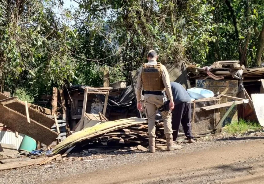 Polícia Militar Ambiental e Defesa Civil retiraram casas desocupadas e lixo na encosta do Rio do Peixe em Herval d’ Oeste