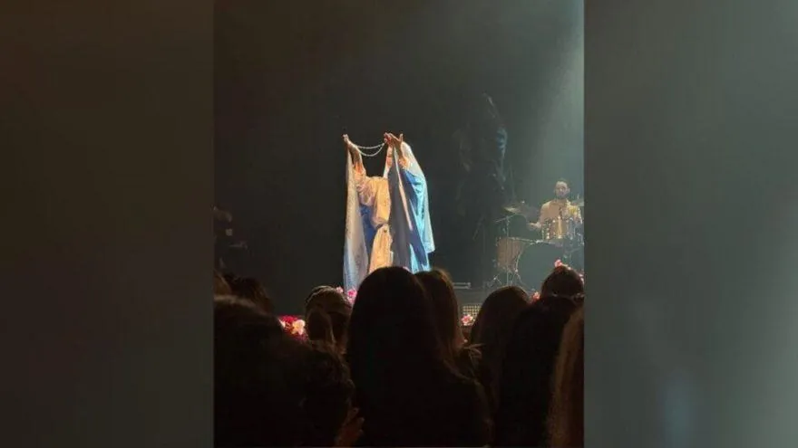 Milagre? Fiéis veem Nossa Senhora em sombra de atriz durante evento religioso em SC