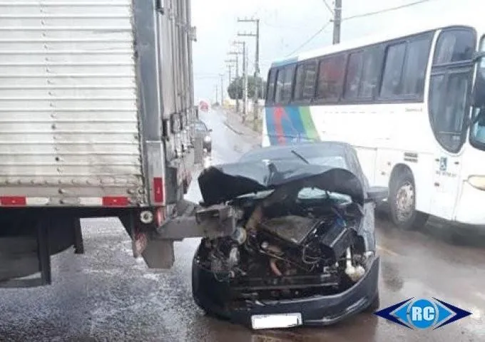 Idoso sofre fratura após colidir carro na traseira de carreta