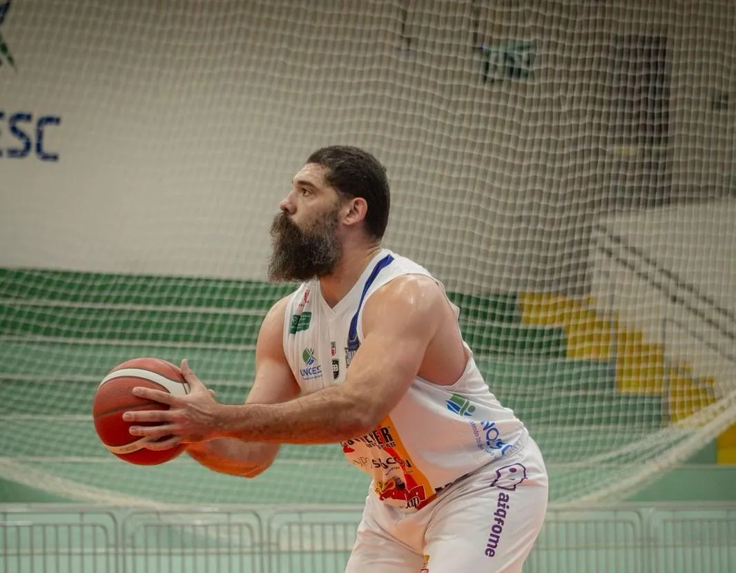 Basket Joaçaba larga na frente nos playoffs do campeonato brasileiro de basquete