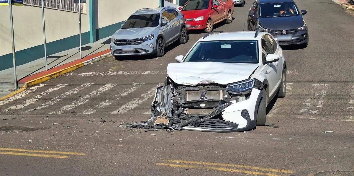 Frente de carro fica destruída em acidente no centro de Herval d’Oeste