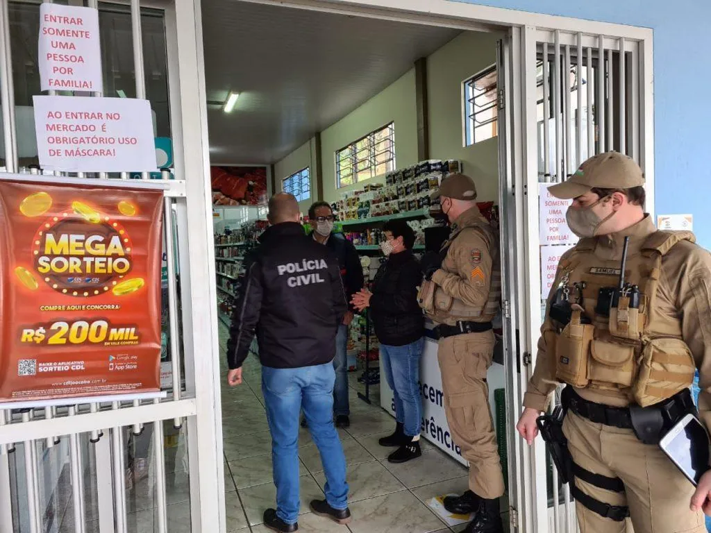 Foto: momento de fiscalização em um supermercado