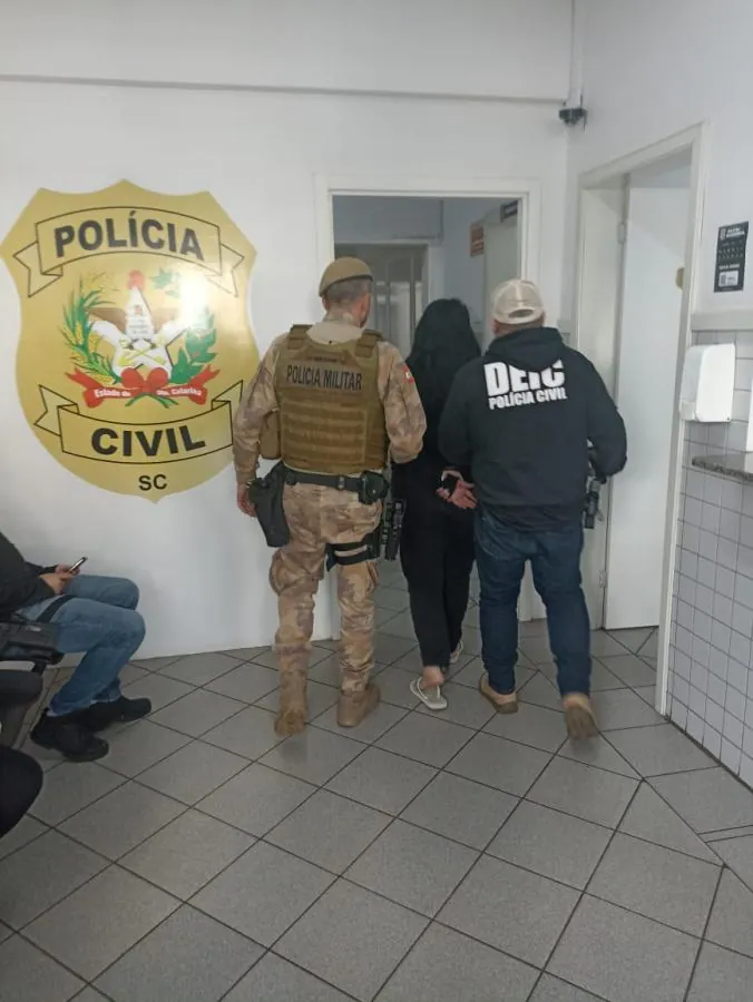 Operação da Polícia Civil desarticula esquema de tráfico e apreende armamentos