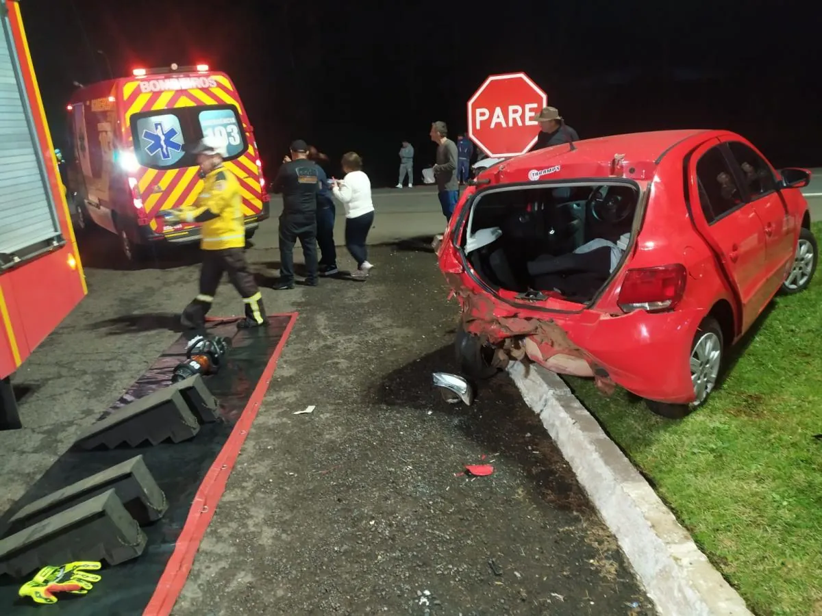 Duas pessoas ficam feridas após colisão de veículos na BR-282, em Erval Velho