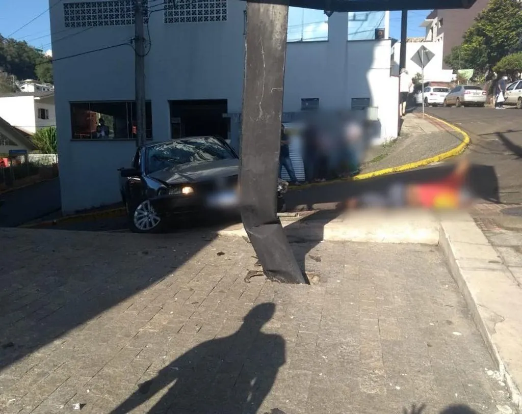 Motorista foge após bater em placa de publicidade de empresa